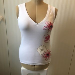 Denver Hayes white with pink flowers Pima cotton soft tank Size M